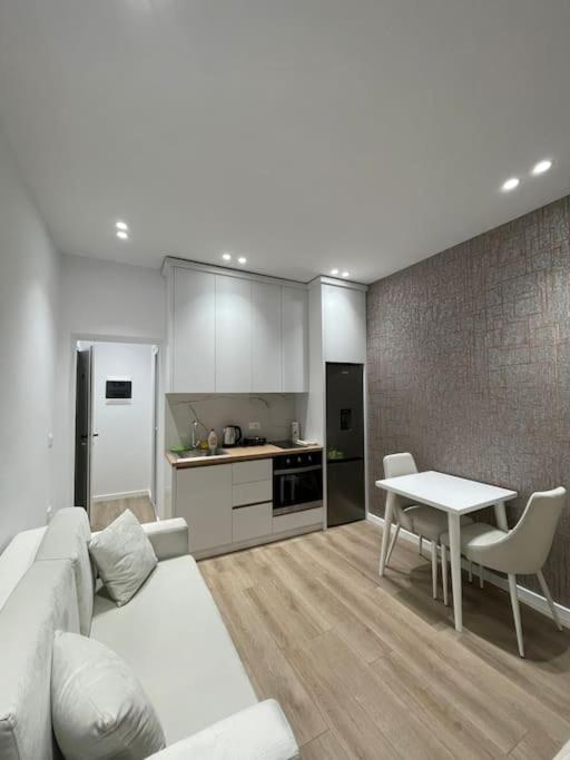 Apt. 98/303 Near Center Apartament Tirana